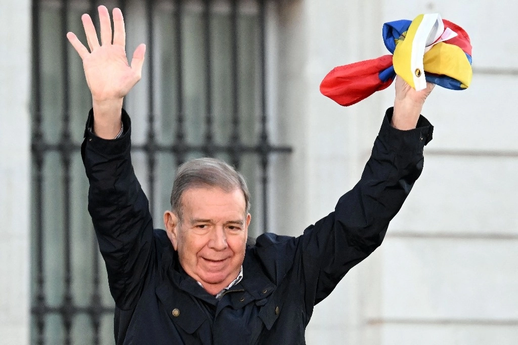 El opositor venezolano, Edmundo González, encabezó una concentración de sus partidarios en la Puerta del Sol, en Madrid, España. Foto Afp