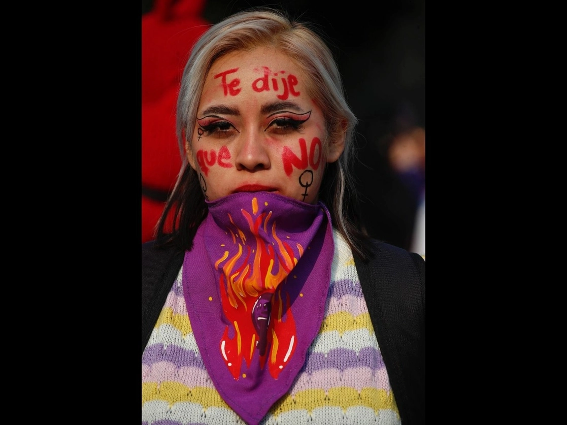 El juzgado tendrá la facultad de emitir medidas de protección, que incluyen ordenar al agresor salir de la vivienda donde habitan la agraviada y los menores de edad afectados. La imagen, una activista feminista durante la marcha en el Día Internacional de la Eliminación de la Violencia contra la Mujer en la Ciudad de México, ayer. Foto Cristina Rodríguez