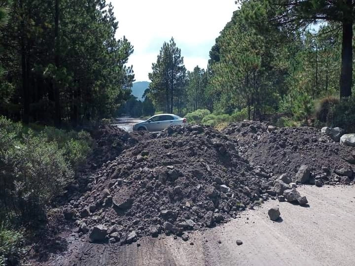 Comuneros bloquearon la carretera Tlazala-Otzoloteéc, a la altura de Llano de la Orca, para evitar el paso de talamontes. Foto del Facebook de Tlazala