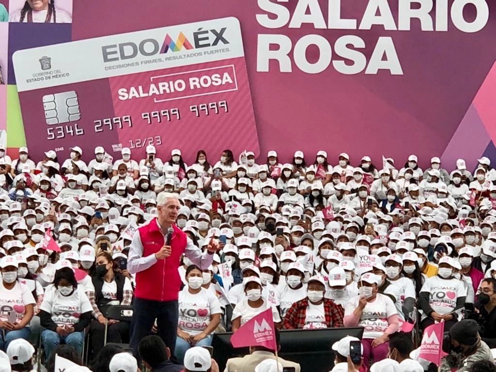 El gobernador del estado de México, Alfredo del Mazo Maza, durante la entrega de seis mil 300 tarjetas del salario rosa a mujeres de los municipios de Ecatepec y Tecámac, el 21 de junio de 2022. Foto La Jornada