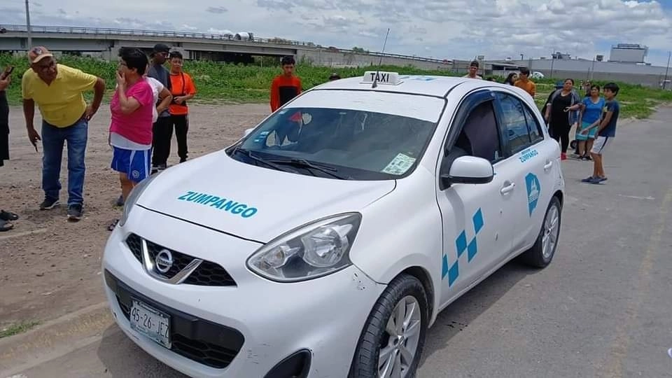 El regidor suplente de Zumpango, Raúl Vargas, fue atacado a balazos mientras se transportaba en un taxi por el Fraccionamiento Los Sauces. Foto 'La Jornada'  