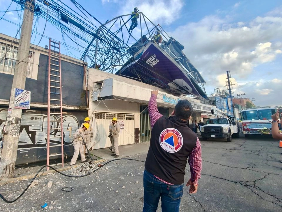 La estructura metálica comenzó a ser desmantelada ante el riesgo de desprenderse y evitar mayores riesgos. Foto