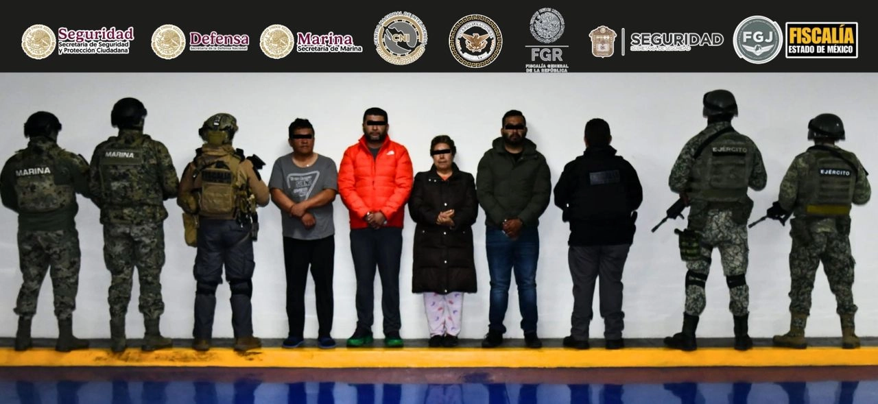 Cuatro de los detenidos este miércoles, durante la Operación Enjambre en el estado de México. Foto