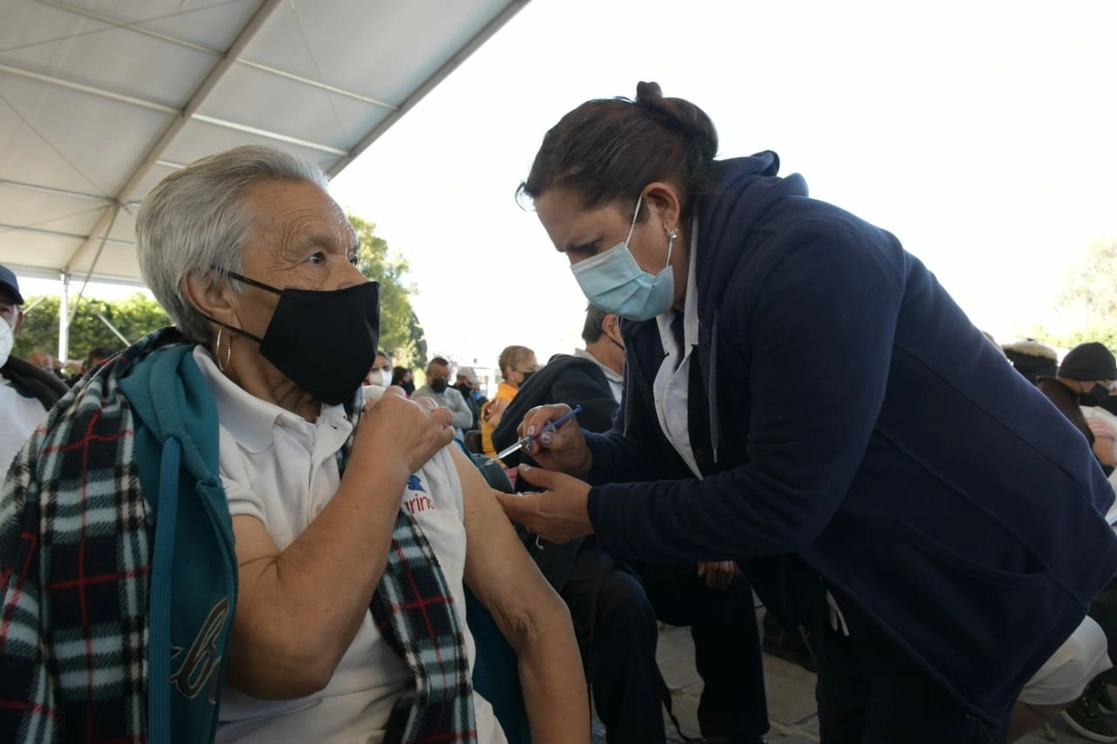 Adultos mayores en Nezahualcóyotl, Estado de México, reciben la dosis de refuerzo contra el Covid-19. Foto René Ramón