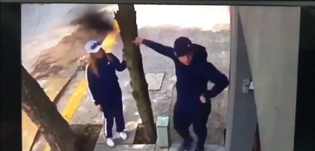 Dos sujetos colombianos fueron captados por cámaras de vigilancia cuando robaban una vivienda.