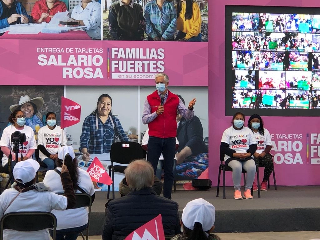 Alfredo del Mazo entregó este viernes cuatro mil 100 tarjetas de Salario Rosa en Tenango del Aire. Foto René Ramón