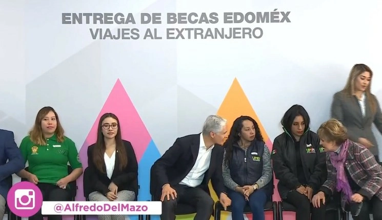 Además entregó 25 becas a estudiantes destacados para una estancia en la universidad Politécnica de Madrid. Foto @alfredodelmazo