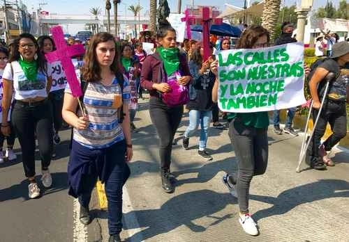 Colectivos feministas durante una marcha en el municipio de Nezahualcóyotl para exigir un alto a los feminicidios en el Estado de México. Foto Javier Salinas Cesáreo / Archivo
