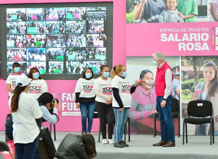 El gobernador Alfredo Del Mazo entregó tarjetas del Salario Rosa a más de tres mil 500 jefas de familia de 10 municipios. Foto La Jornada
