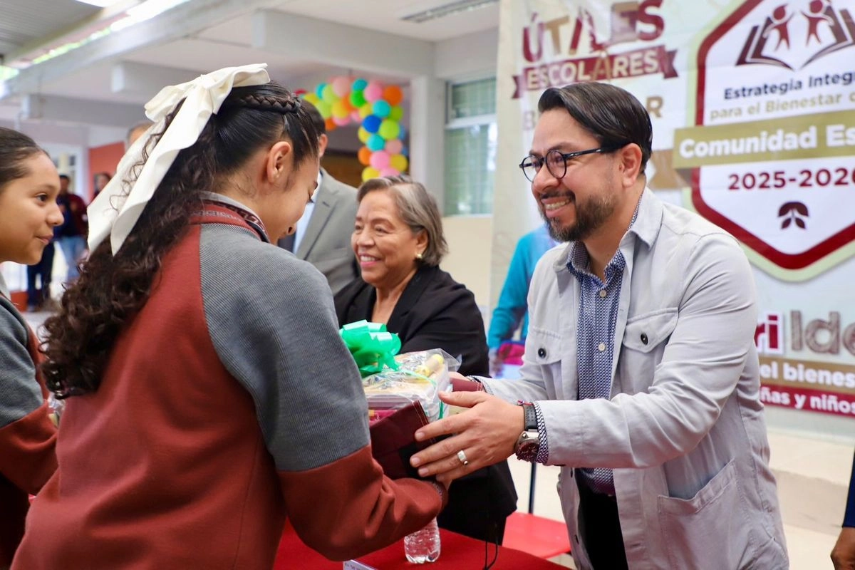 Autoridades de Edomex iniciaron la entrega de libros del texto para el nuevo ciclo escolar para casi 3 millones de estudiantes. Foto 