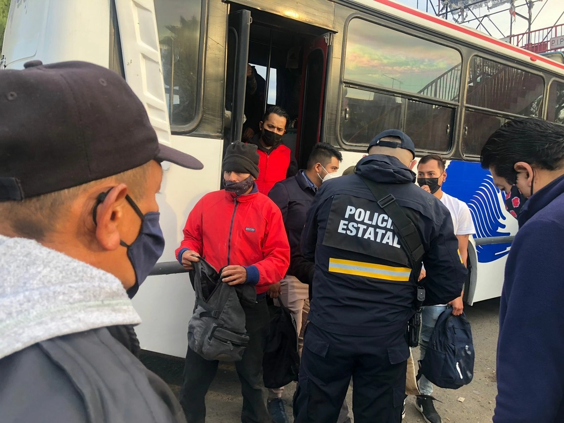 Durante el operativo Pasajero Seguro Plan Tres sobre la carretera libre México-Pachuca, a la altura de la unidad habitacional La Veleta, en Ecatepec. Foto Javier Salinas Cesáreo