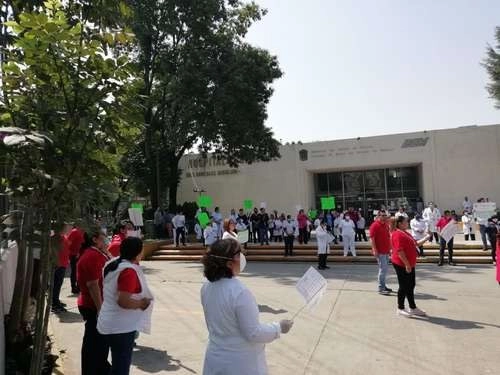 Decenas de médicos y enfermeras del hospital general Salvador González Herrejón, afiliados al Sindicato Nacional de Trabajadores de la Salud, se manifestaron ayer en el bulevar Adolfo López Mateos, colonia Potrero, en Atizapán de Zaragoza, estado de México, en demanda de materiales de protección para atender a pacientes de Covid-19. Foto 'La Jornada'