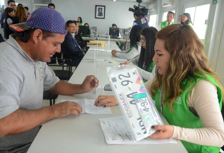 Un Módulo de Atención Móvil para la entrega de placas ubicado en la Alameda Central de Toluca, Edomex, para agilizar el trámite del Programa de Reemplacamiento 2019. Foto Cuartoscuro

