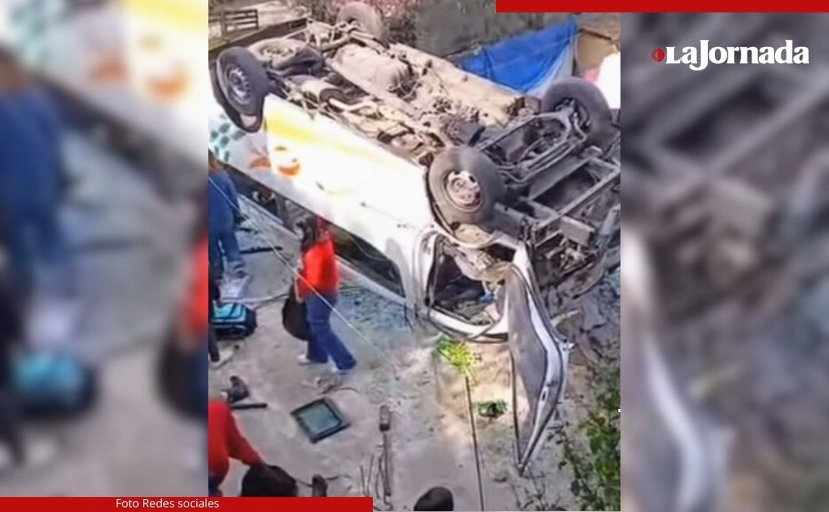 La combi se desbarrancó cuando circulaba sobre la carretera Nicolás Romero-Atizapán de Zaragoza; algunos pasajeros salieron disparados de la unidad. Foto 