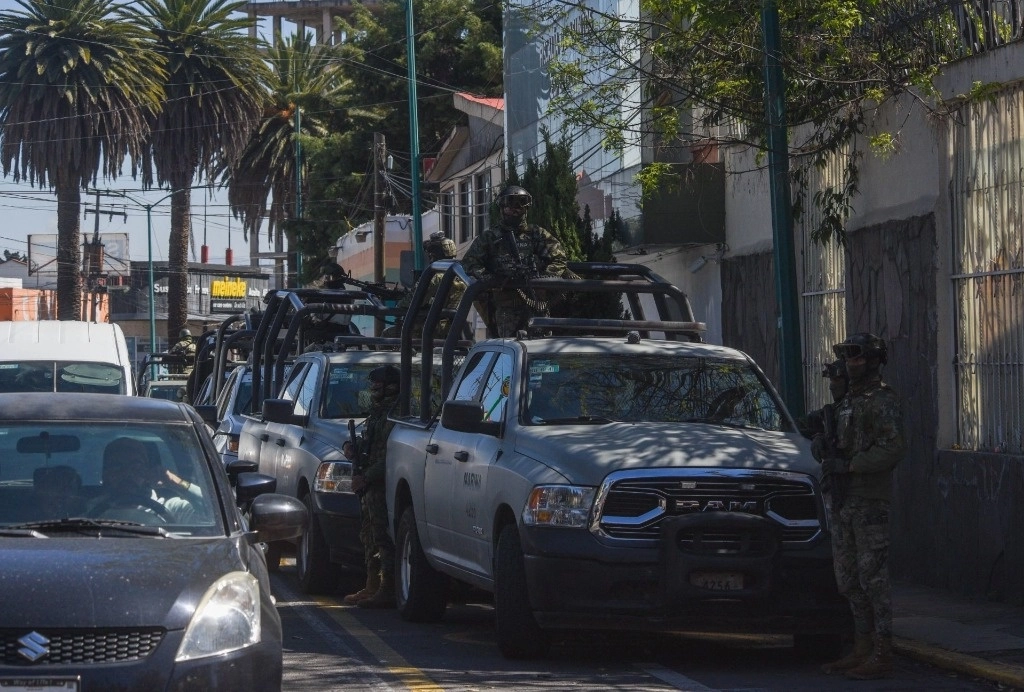 Elementos de diversas corporaciones federales y del estado de México, el viernes, durante la Operación ‘Enjambre’ que llevó a la captura de funcionarios de varios municipios, vinculados con grupos de la delincuencia organizada. Foto Cuartoscuro 