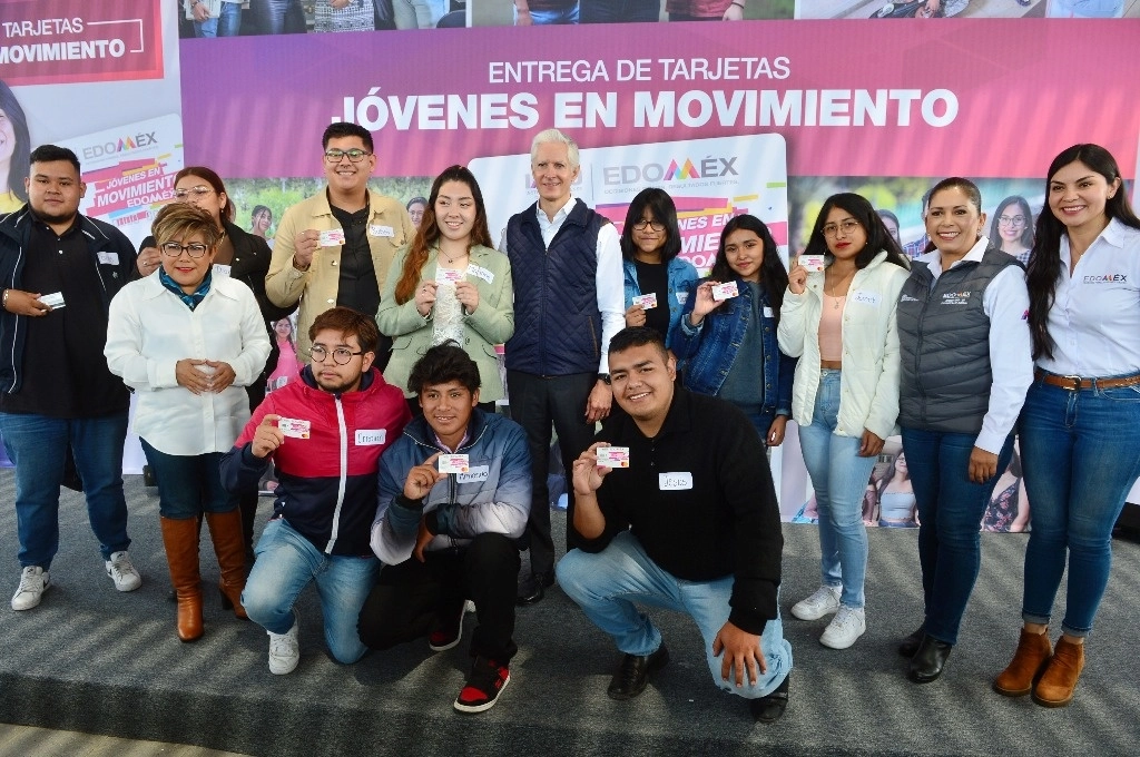 El gobernador Alfredo del Mazo en la entrega de tarjetas del programa “Jóvenes en Movimiento” en el municipio de La Paz. Foto tomada de la cuenta de Twitter del mandatario