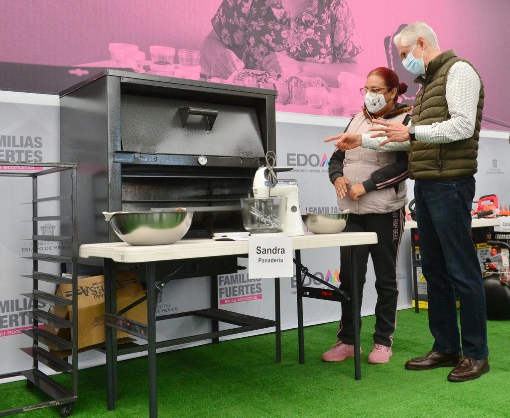 El mandatario mexiquense acudió a la región de los volcanes Iztaccíhuatl-Popocatépetl, donde entregó apoyos como parte del programa Proyectos de fomento al autoempleo, el 23 de junio de 2022. Foto tomada del Twitter de @alfredodelmazo