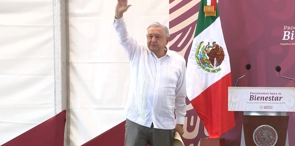 El presidente saluda a los pobladores a su llegada a Tejupilco, Edomex. Foto de su perfil de X