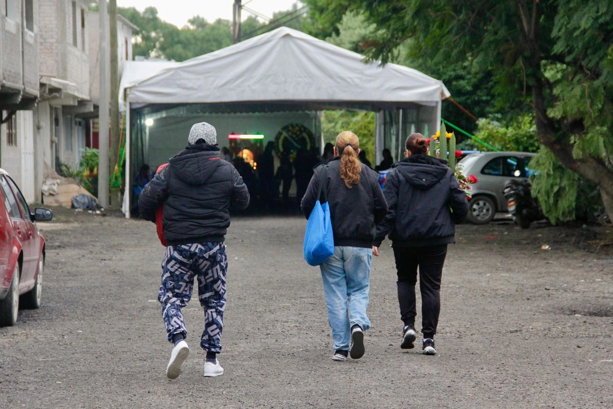 Familiares y amigos acuden al velorio de Alicia Matías, celebrado en La Paz, estado de México. Foto