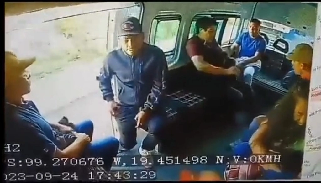  Habitantes locales difunden un video en el cual dos ladrones despojan de sus propiedades a pasajeros de una combi de pasajeros. Foto La Jornada.
