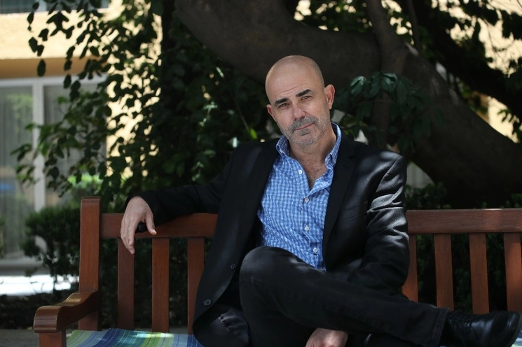 El novelista, historiador y docente, Eduardo Sacheri, presentó en México su nueva obra. Aquí, el autor durante la charla con 'La Jornada'. Foto Yazmín Ortega Cortés