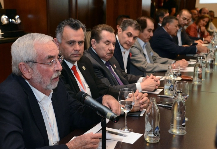 El rector de la UNAM, Enrique Graue, al participar en la mesa redonda “Universidad y Sociedad”, con rectoras y rectores de Iberoamérica y miembros de la Asociación Internacional de Presidentes de Universidades. Foto tomada de https://www.dgcs.unam.mx/boletin/bdboletin/2023_357m.html#foto