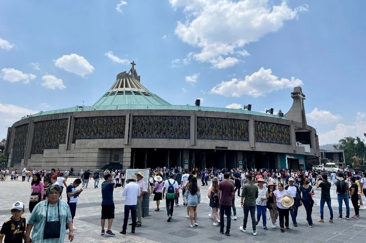 Creyentes acuden a la Basílica de Guadalupe, el 11 de junio de 2023. Foto Roberto García Ortiz