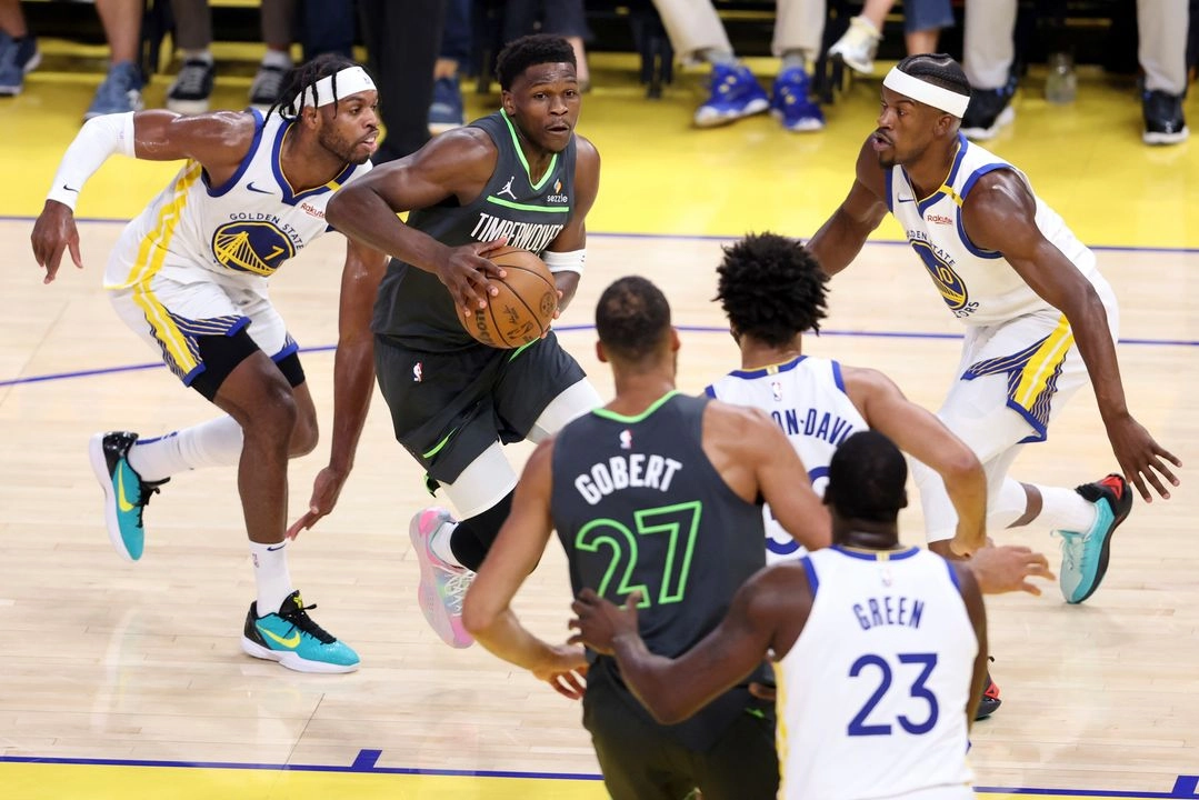 Anthony Edwards, de los Minnesota Timberwolves, se interpone entre Buddy Hield y Jimmy Butler, de los Golden State Warriors, durante el tercer partido de la segunda ronda de los playoffs de la NBA. Foto