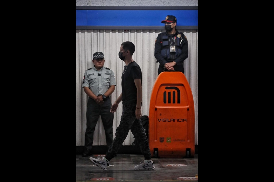 Elementos de la Guardia Nacional comienzan a hacer rondas de vigilancia dentro de las estaciones del Metro, en la Ciudad de México, el 12 de enero de 2023. Foto Marco Peláez




