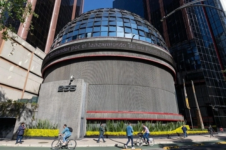 Fachada de la Bolsa Mexicana de Valores en la Ciudad de México. Foto Pablo Ramos/ archivo