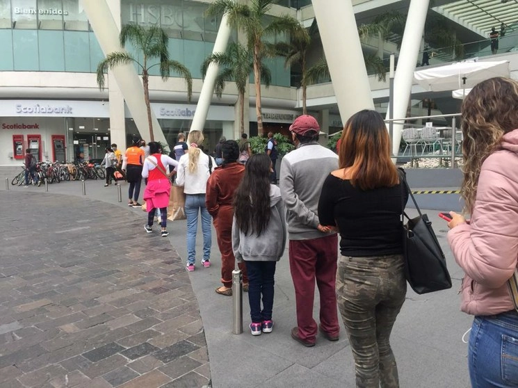 Personas hacen fila para acceder a la plaza comercial Reforma 222, durante el semáforo naranja en la Ciudad de México. LA JORNADA/Yazmín Ortega Cortés
