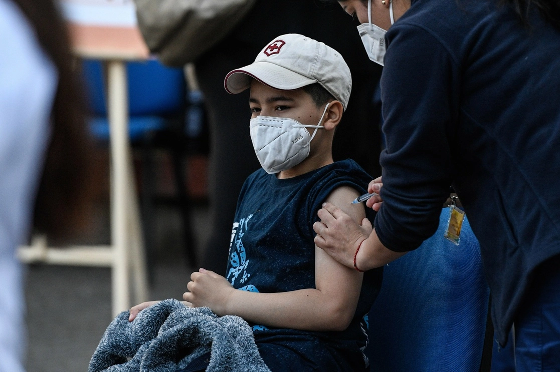 Un niño recibe una dosis de la vacuna CoronaVac desarrollada por el laboratorio chino Sinovac contra Covid-19 en el Colegio Providencia, en Santiago, capital de Chile. Foto Xinhua