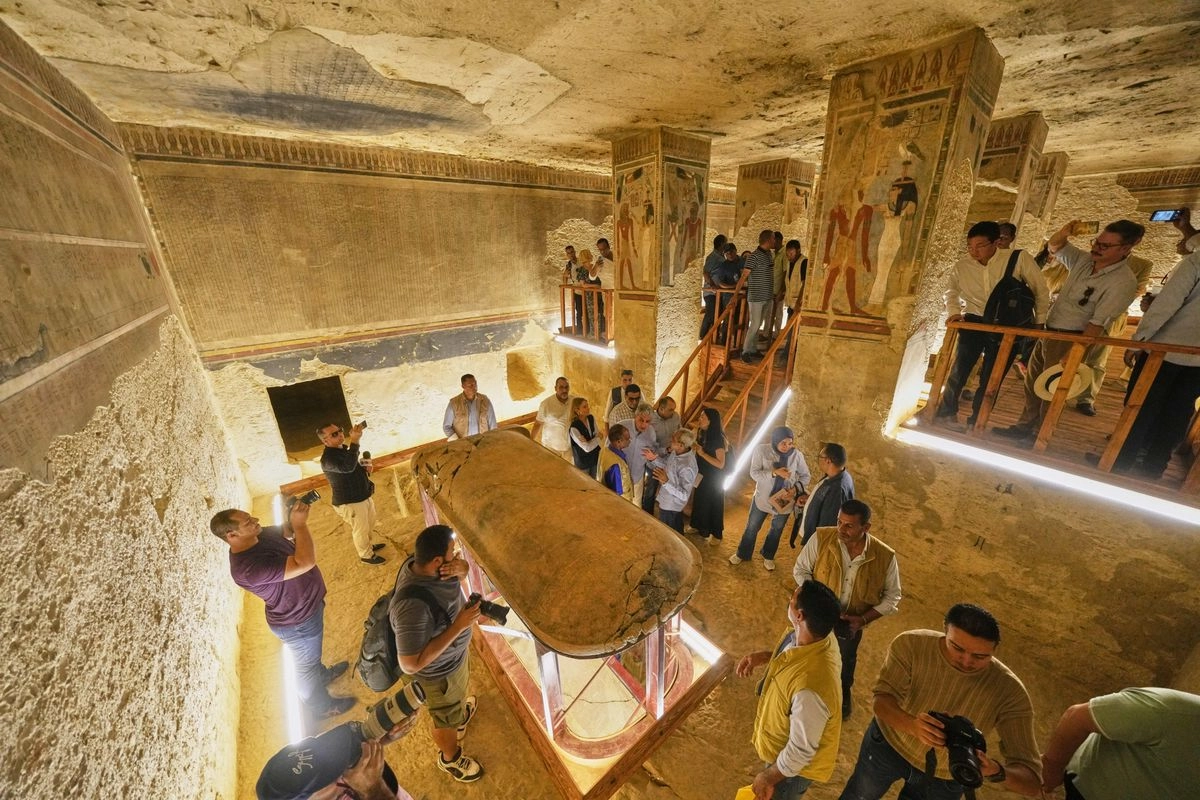 La tumba del faraón Amenhotep III, una de las más grandes del Valle de los Reyes y Reinas del sur de Egipto, abrió oficialmente sus puertas tras años de obras de restauración, el 4 de octubre de 2025. Foto 