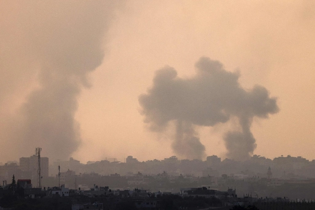 Una fotografía tomada desde la ciudad de Sderot, en el sur de Israel, muestra un ataque israelí en Gaza, el 22 de octubre de 2023. Foto Afp