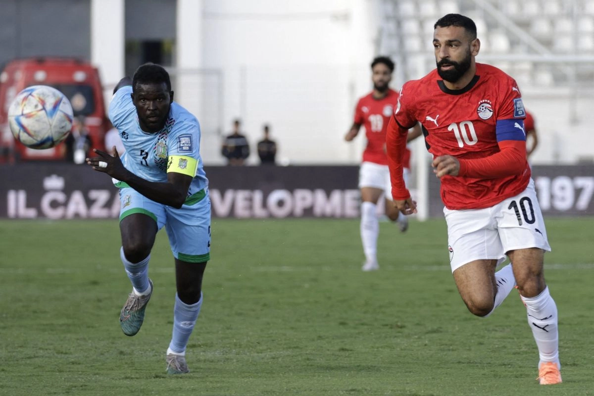 Mohamed Salah (número 10) disputa el balón con Idriss Houmed Bilha durante el partido clasificatorio rumbo al Mundial 2026 entre Egipto y Yibuti, el 8 de octubre de 2025. Foto