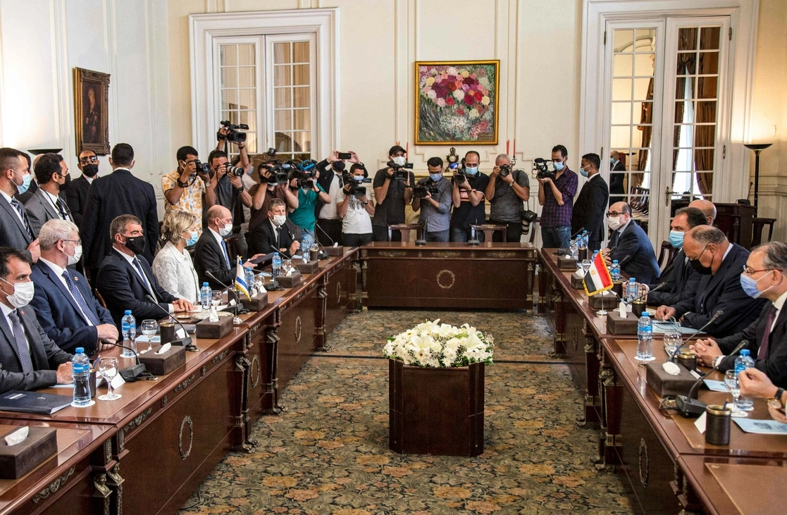 Sameh Shukry, ministro del Exterior de Egipto recibió en el Cairo a su homólogo israelí, Gabi Ashkenazi y a su comitiva. Foto Afp