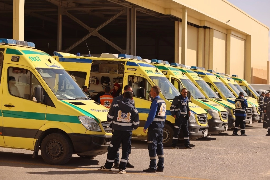 Imagen del 5 de febrero de 2024 de trabajadores médicos y ambulancias vistos, en el lado egipcio del cruce fronterizo de Rafah. Foto Xinhua. 