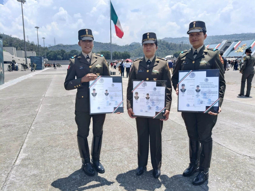 Del total de oficiales graduados de la Antigüedad 2020-2024 y 2023-2024, 127 son mujeres, quienes al igual que sus compañeros, se integrarán a todas las actividades que se realizan en el Ejército mexicano y la Guardia Nacional.  Imagen César Arellano 