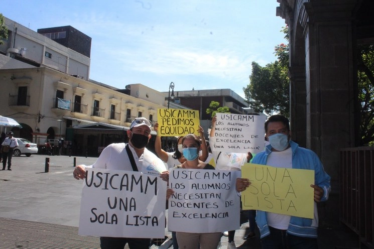 Egresados de escuelas privadas se manifestaron en Morelos para pedir equidad en la asignación de plazas en escuelas de educación básica. Foto Rubicela Morelos Cruz