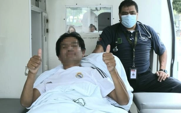 Paciente accidentado en Línea 12 tras su alta médica. Foto IMSS