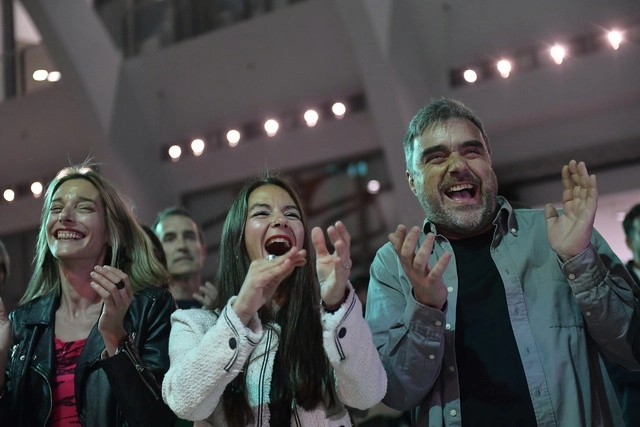 Simpatizante del partido EH-Bildu celebran los resultados electorales en las elecciones regionales del País Vasco, en Bilbao. Foto Ap