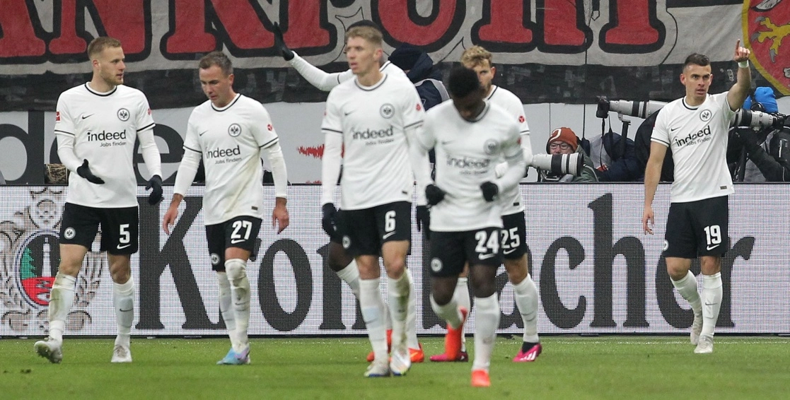 Jesper Lindstrome, SAntos Borré y  Aurelio Buta anotaron los goles de la victoria del Eintercht ante Schalke, en la fecha 16 de la Bundesliga. Foto Afp 