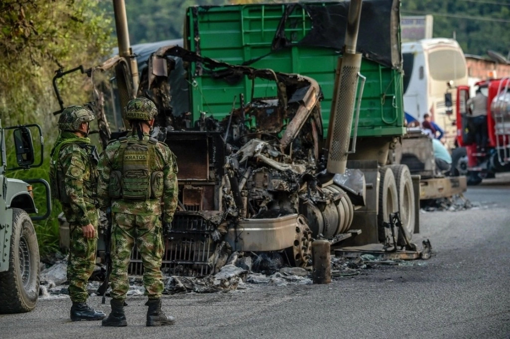 Los guerrilleros atravesaron un autobús de servicio público en la carretera para impedir el
paso y detonaron la bomba al llegar el vehículo militar. Foto Afp / Archivo