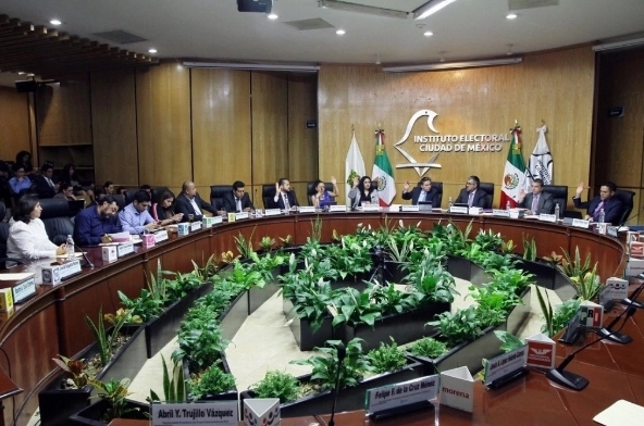 Sesión en el Instituto Electoral de la Ciudad de México (IECM).