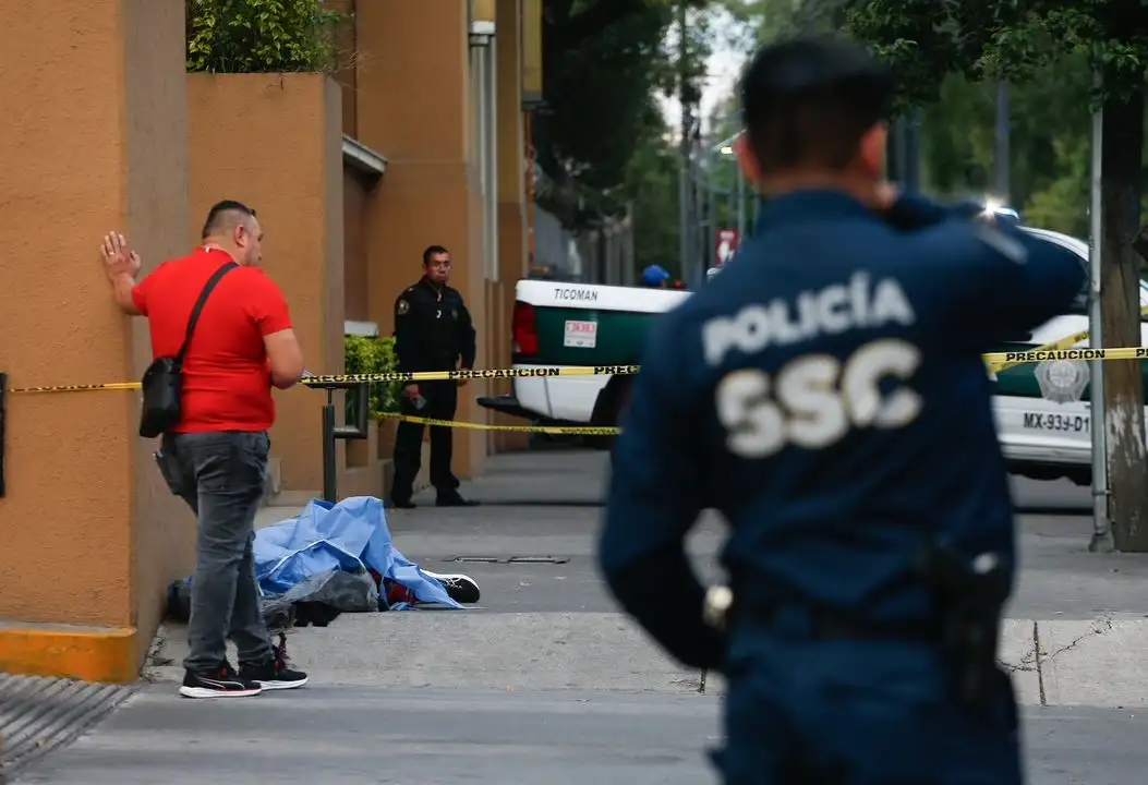 Según las personas en el lugar, una motocicleta se aproximó, uno de los tripulantes descendió y realizó las detonaciones, para después escapar. Foto 