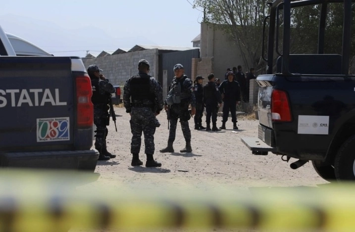 De acuerdo a las primeras versiones policiacas, un grupo de hombres armados sacó a las víctimas de su vivienda, los llevó a un predio y ahí los ejecutó. Foto Cuartoscuro / archivo
