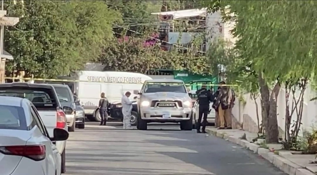 Los sicarios huyeron del lugar a pie, además, dejaron abandonada una camioneta que fue asegurada en el lugar por la Policía Municipal. Foto La Jornada