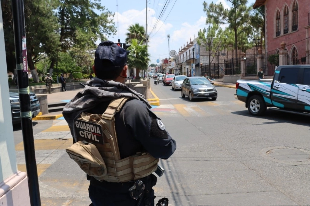 Los vecinos solicitaron apoyo de paramédicos, pero cuando arribaron el policía había fallecido. Se desconoce la identidad de los agresores, así como el móvil del homicidio. Foto tomada de X @SSeguridad_Mich / Archivo
