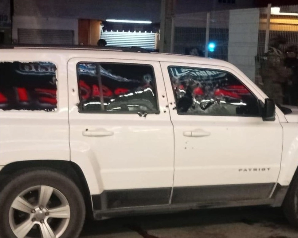 La camioneta Jeep Patriot Blanca en que se encontraba Rodrigo presenta varios impactos de bala de las más de 50 detonaciones que fueron reportadas por los testigos del lugar. Foto @jsalgadoperalta
