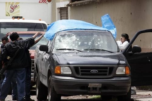 Según testigos, personas armadas que se trasladaban en una camioneta color arena agredieron directamente a Gabriel Solano y su familia, y entonces escaparon. Foto Arturo Campos Cedillo / archivo
